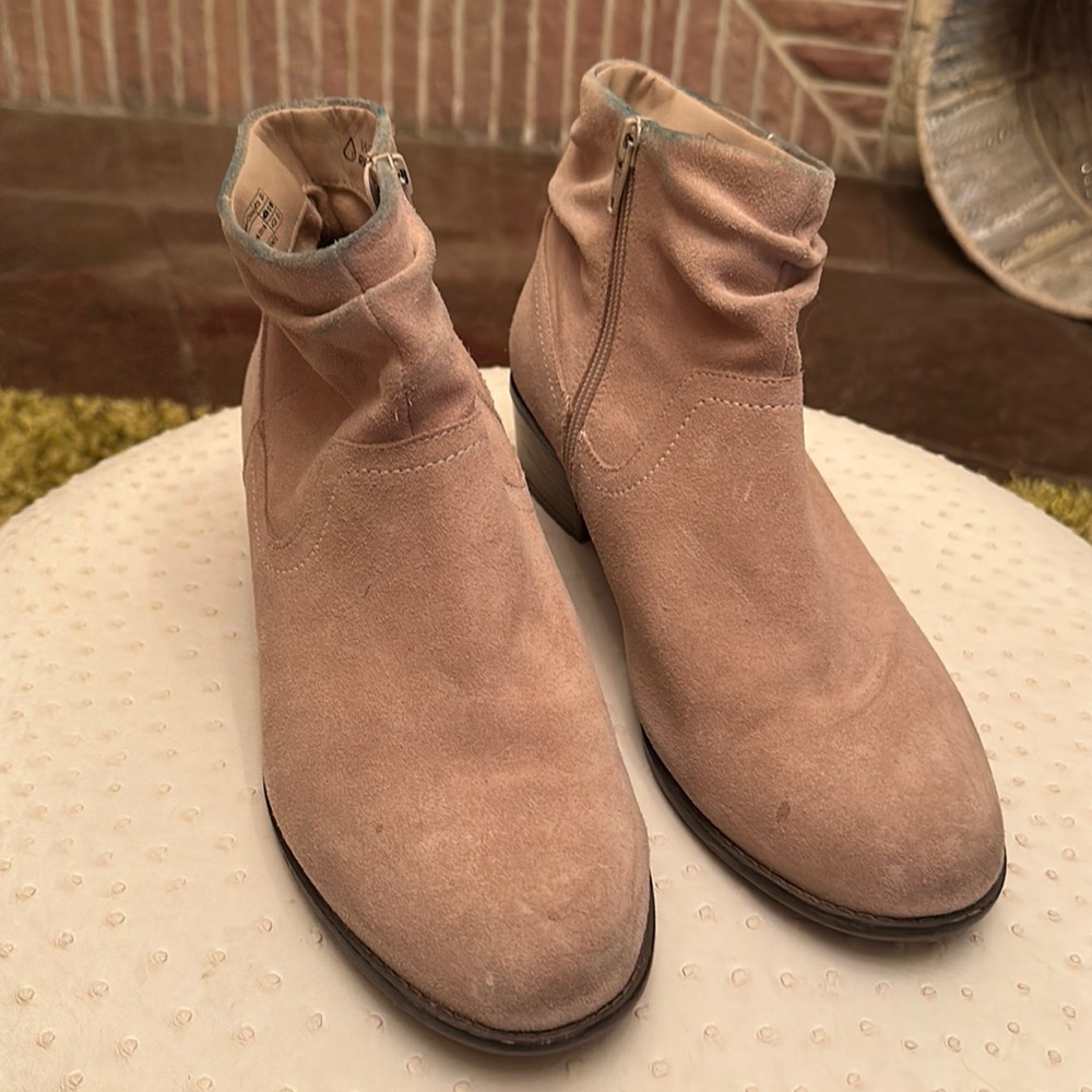 Womens Vionic light tan suede ankle boot